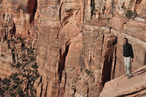 Ao lado de um dos muitos penhascos do Zion National Park, em Utah, nos Estados Unidos